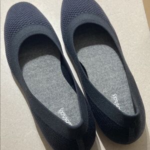 BNIB navy allbirds tree breezers. Never worn, size 9.5.
